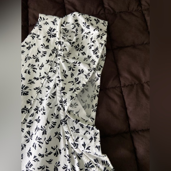 Black and white floral peplum top with ruffle sleeve - Picture 3 of 4